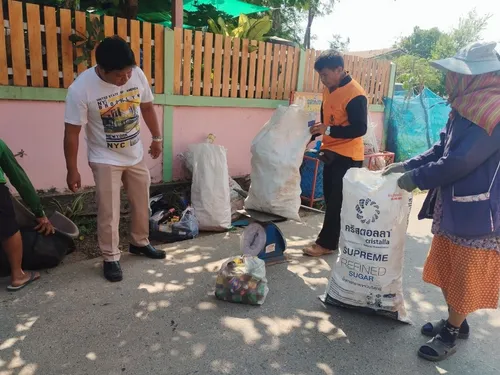 LINE_ALBUM_กิจกรรมออกรับซื้อขยะ หมู่ 2,5,12,19_250221_13.jpg