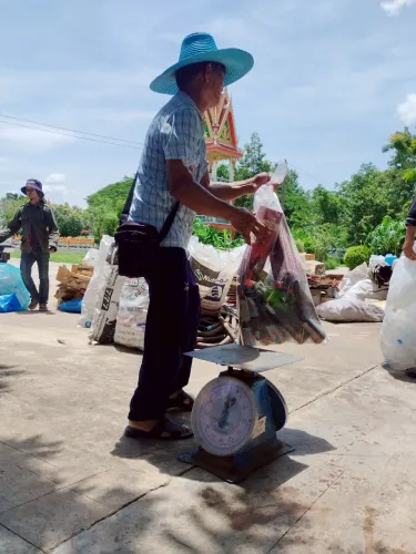 LINE_ALBUM_ออกรับซื้อขยะ บ้านหนองเหล็ก บ้านหัวหน_250630_21.jpg