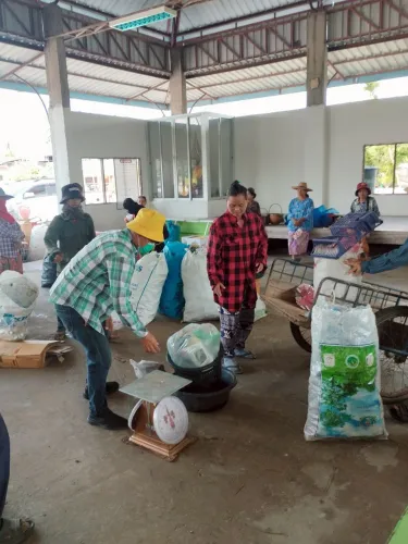 LINE_ALBUM_ออกรับซื้อขยะ บ้านหนองเหล็ก บ้านหัวหน_250630_13.jpg